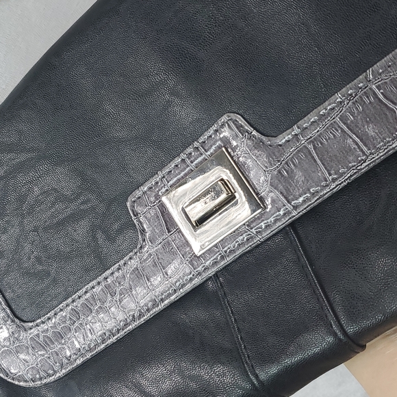 Faux Leather and Faux Snake Skin Laura Clutch style Bag with Wrist Strap - Picture 3 of 9